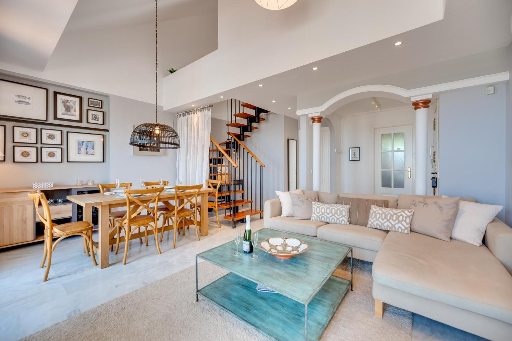 Elegant 2 Bdrm Penthouse With Sea Views And Pools Appartamento *