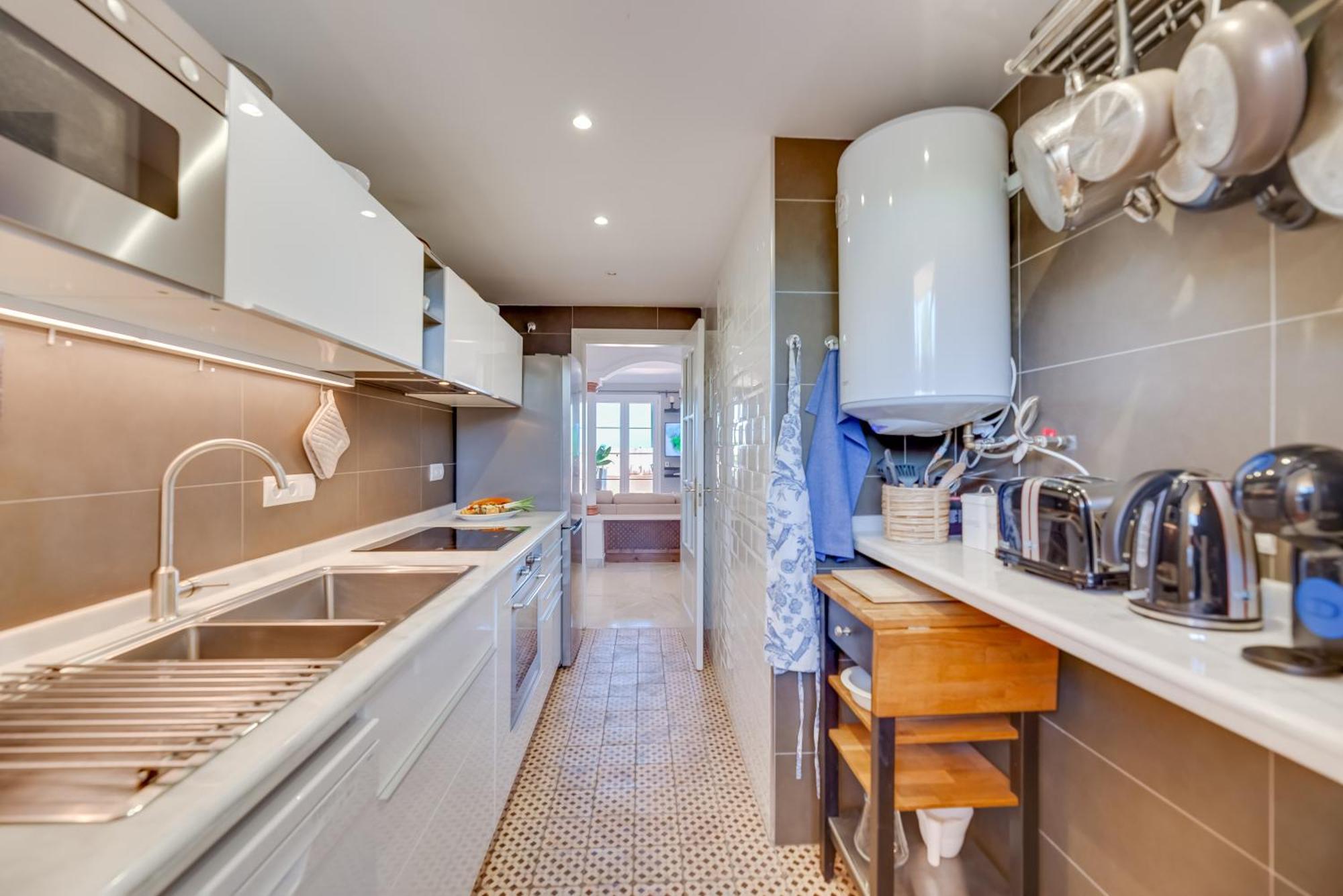 Elegant 2 Bdrm Penthouse With Sea Views And Pools *