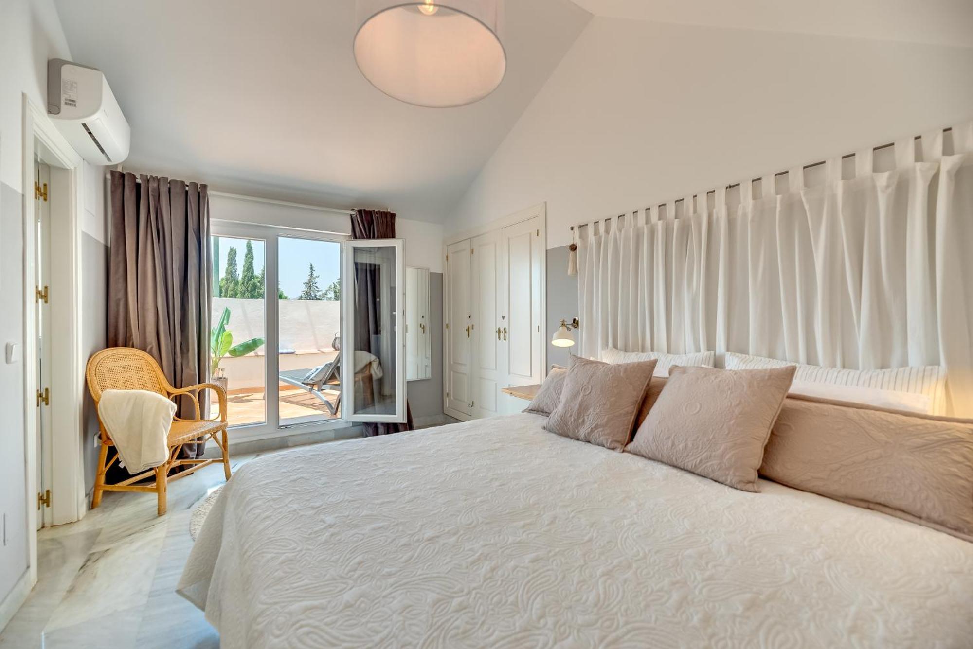 Elegant 2 Bdrm Penthouse With Bbq And Pools Appartement
