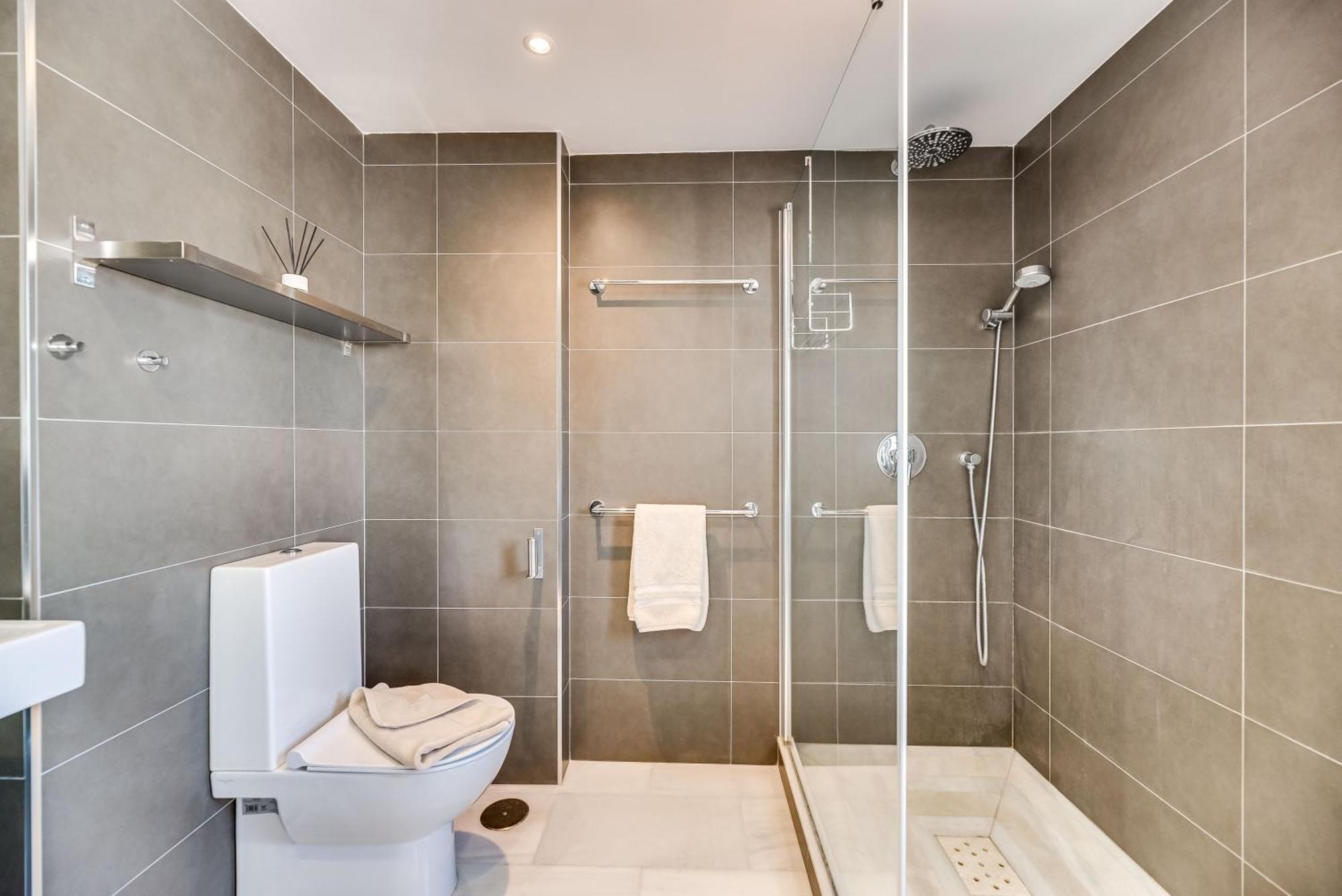 Elegant 2 Bdrm Penthouse With Bbq And Pools Appartement *